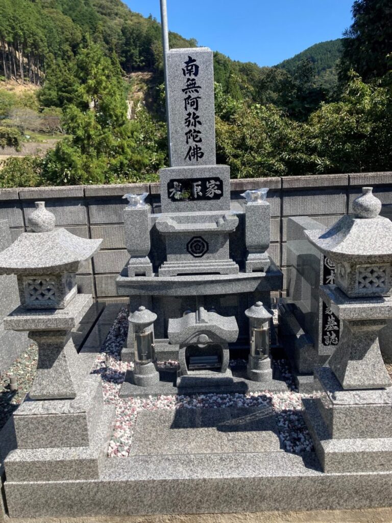 教雲寺墓地（安佐北区安佐町後山）に寺岡石材工業製造 伊予石特級納骨堂式生前墓据付 | 広島県最大級の墓石工場、寺岡石材工業